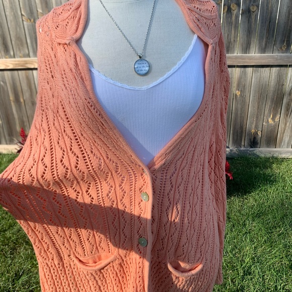 VINTAGE HANDMADE KNIT CARDIGAN WITH SCALLOPED NECKLINE. EXCELLENT CONDITION - Picture 8 of 14